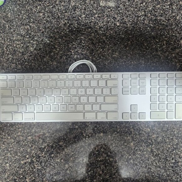 Apple USB A1243 Wired Keyboard with Numeric Keypad with 2 Additional USB Ports - Picture 1 of 9